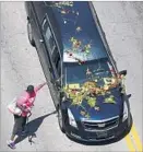  ?? Pablo Alcala TNS ?? ROSES ARE dropped on the hearse for boxer Muhammad Ali.