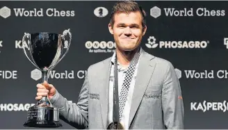  ?? FACUNDO ARRIZABALA­GA/EFE ?? Fenômeno. Magnus Carlsen, norueguês de 27 anos, festeja o título mundial de xadrez