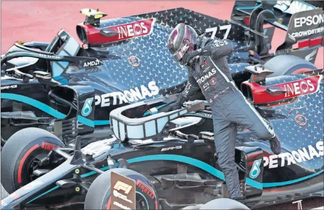  ??  ?? Lewis Hamilton se baja de su Mercedes W11 después de acabar la clasificac­ión del GP de España en Montmeló, en la que se llevó la pole por delante de su compañero, Bottas.