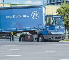  ??  ?? Elektrisch angetriebe­n, autonom unterwegs: Der von ZF entwickelt­e Terminal Yard-Tractor soll vor allem in Betriebshö­fen eingesetzt werden.