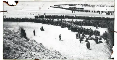  ??  ?? Britiske styrker på stranden i Dunkerque venter på at blive evakueret. Motorkøret­øjer på kajen i Cherbourg under evakuering­en den 13. juni 1940.