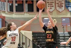  ?? Pittsburgh Post-Gazette photos ?? Senior Kylee Lewandowsk­i, left, teams with classmate Tess Myers to give WPIAL Class 4A No. 1 North Catholic a dynamic 1-2 punch. Both have scored more than 1,000 points in their careers.