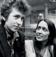  ??  ?? Ieri e oggi Un giovane Bob Dylan con Joan Baez. A destra, il menestrell­o di Duluth durante un recente concerto