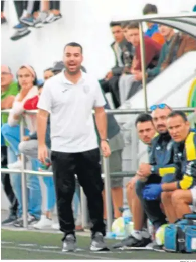  ?? ARAGÓN PINA ?? Lázaro Canto observa desde la banda durante un partido de esta temporada.