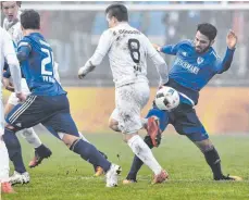  ??  ?? Starkes Spiel: Harun Toprak (rechts gegen Ulms Fabian Gondorf) kommt nach seiner Verletzung immer besser in Form, er legte das Siegtor auf.