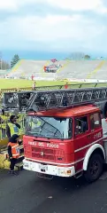 ??  ?? I Vigili del fuoco intervenut­i ieri al Porta Elisa di Lucca per la caduta di alcuni calcinacci che hanno portato alla chiusura di due settori dello stadio