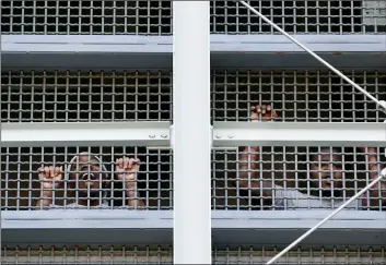  ?? AP PHOTO/KATHY WILLENS ?? Prisoners call out to protesters and family members gathers outside the metropolit­an Detention center, a federal prison where prisoners have been without heat, hot water, electricit­y and proper sanitation due to an electrical failure since earlier in the week, on sunday, in the brooklyn borough of New York.