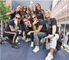  ?? | @USWNT ?? Miles de neoyorquin­os celebraron con toneladas de confeti a las flamantes ganadoras del Mundial Femenil disputado en Francia, en un desfile donde Megan Rapinoe, la capitana, fue la estrella y símbolo de miles de niñas, así como azote de Trump: “Tenemos que amar más y odiar menos”. El recorrido fue desde el Cañón de los Héroes, en el bajo Manhattan, hasta la alcaldía, donde una a una recibieron la llave de la ciudad.