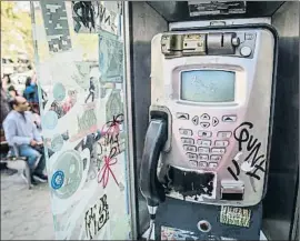  ?? LLIBERT TEIXIDÓ ?? Innecesari­o
La cabina telefónica situada justo frente a las casas Batlló y Amatller, en uno de