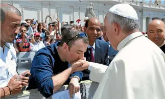  ?? AP ?? Irish psychother­apist Vincent Doyle, the son of a priest, kisses Pope Francis’s hand during an audience in St Peter’s Square at the Vatican. Doyle has been lobbying the Catholic Church to better care for the secret families of priests, and Ireland’s...