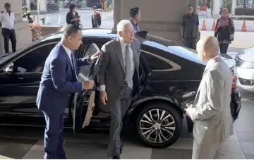  ?? — Bernama photo ?? Najib arrives at the High Court.