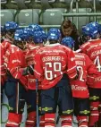  ?? Foto: Annette Zoepf ?? Trainer Stefan Wiedmaier (ohne Helm) kann mit der U20 des Augsburger EV den Abstieg kaum noch vermeiden.