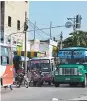  ??  ?? Buses circulando por el centro de la ciudad.