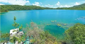  ??  ?? En el Lago Nahá, un cuerpo de agua azul turquesa, puedes dar un paseo corto en cayuco.