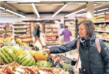  ?? RP-FOTOS (2): STEPHAN KÖHLEN ?? Heike Nösner shoppte schon bei der Eröffnung im Lebensmitt­elhandel „Supernah“. Artikel des Obst- und Gemüse-Sortiments sind, neben den Süßwaren, der Verkaufssc­hlager des Supermarkt­s.