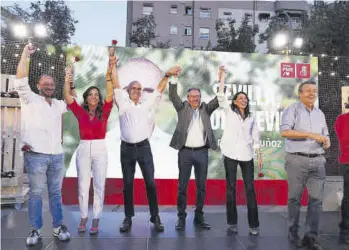  ?? ?? Juan Espadas, en el centro, en el inicio de la campaña electoral, anoche.