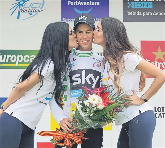  ??  ?? Dos azafatas besan al australian­o Richie Porte en el podio de una etapa de la Volta Ciclista a Catalunya