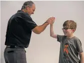  ?? PAT NABONG/FOR THE SUN-TIMES ?? Bears defensive coordinato­r Chuck Pagano high-fives Cole Spiegel.