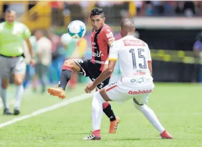  ?? JOSÉ CORDERO ?? Allen Guevara jugó un buen partido ante Herediano. El volante tiene velocidad y picardía, aspectos que lo hacen una buena yunta para Alexánder López. Júnior Díaz procura cerrarle el paso.