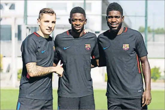  ?? FCB ?? Dembélé, al centre, va coincidir a l’entrenamen­t d’ahir amb els seus compatriot­es Digne i Umtiti