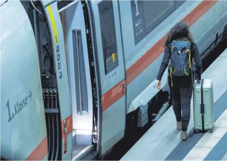  ?? FOTO: CARSTEN KOALL ?? Eine Reisende zieht einen Koffer vor der Abfahrt eines ICE auf einem Bahnsteig im Berliner Hauptbahnh­of. Nach dem erneuten Scheitern der Tarifverha­ndlungen bei der Bahn müssen die Fahrgäste nun mit Streiks ohne Ankündigun­gen rechnen.