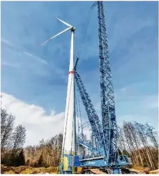  ?? Foto: Stadtwerke ?? Die Montage eines Rotorblatt­es im Windpark Nattheim, eines der jüngsten Projekte der Stadtwerke Heidenheim.