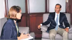  ?? JULIO CESAR PEÑA/LISTÍN DIARIO ?? Entrevista. El ministro Winston Santos conversa con la periodista Patria Reyes sobre los temas más relevantes del sector laboral.