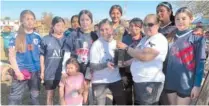  ?? ?? ▮ Las jugadoras de la selección Sub 15 Zona Norte de Ciudad Acuña recibieron su trofeo de segundo lugar de manos de Nancy Soto.