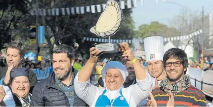  ?? G. RODRÍGUEZ ADAMI ?? La número uno. Carmen “Chacha” Vicario con el premio, ayer, en la Fiesta de la Empanada.