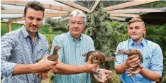  ??  ?? Richard Kraus (Mitte) mit den beiden Jungjägern, die bei der Aufzucht mitgeholfe­n haben: Christian Huber (links) und Valentin Paulus (rechts).