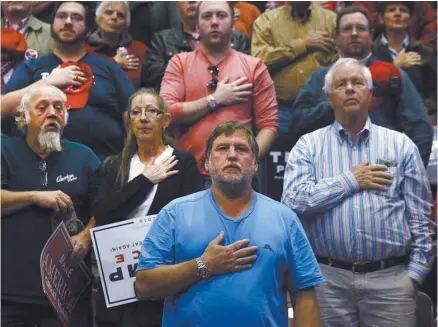  ?? SPENCER PLATT GETTY IMAGES AGENCE FRANCE-PRESSE ?? Des partisans de Donald Trump pendant un rallye, le 4 novembre 2016, à Hershey, en Pennsylvan­ie