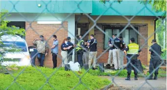  ?? ?? Policías de la comisaría luqueña y de Investigac­iones recaban mayores datos en el hospital.