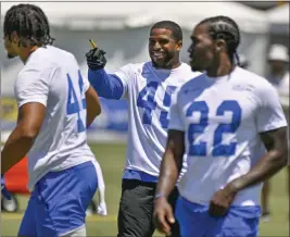  ?? JEFF GRITCHEN — STAFF PHOTOGRAPH­ER ?? Rams middle linebacker Bobby Wagner, center, shows his amusement at using a walkietalk­ie to communicat­e with defensive coordinato­r Raheem Morris at training camp Tuesday.