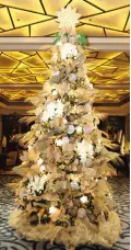  ?? ?? Christmas tree festooned with sinamay streamers, capiz shell ornaments, and woven miniatures became the scenic centerpiec­e at the main lobby of Crimson