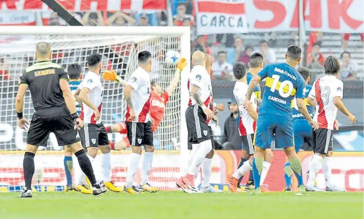  ?? JUAN MANUEL FOGLIA ?? Al ángulo. Pitana parece acomodarse para ver mejor el final de la obra. Cardona la colgó allá arriba. El manotazo de Lux fue insuficien­te.