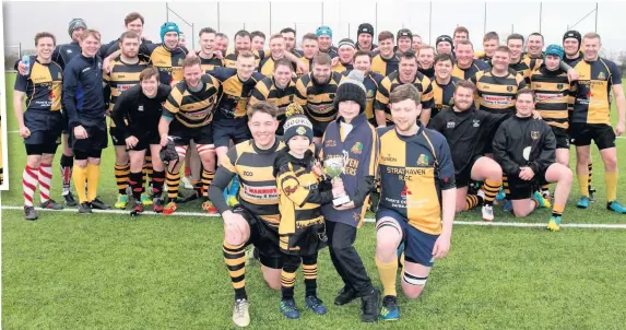  ??  ?? Team effort Cole and his big brother Dylan with EK captain Mark Ellis and Strathaven rugby skipper Scott Murphy and their team mates