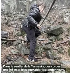  ?? ?? Dans le sentier de la Yamaska, des cordes ont été installées pour aider les randonneur­s.