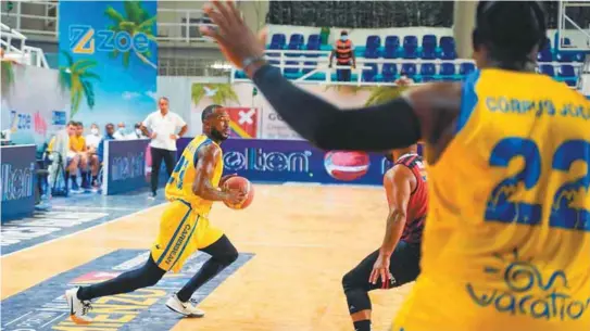  ?? /DPB ?? Eduart Steele, con la pelota, durante un partido de la fase regular contra Motilones del Norte, en el coliseo Ginny Bay, de la isla de San Andrés.