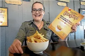  ?? MATTHEW SALMONS/FAIRFAX NZ ?? Five Stags Rangiora restaurant manager Lucy Kay shows off the prize fries.