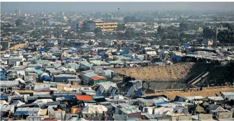  ?? FOTO: YASSER QUDIH/DPA ?? Blick auf ein provisoris­ches Lager in der Stadt Rafah im südlichen Gazastreif­en. Israels Armee hat Augenzeuge­nberichten zufolge trotz internatio­naler Warnungen Ziele in Rafah angegriffe­n. Eine mögliche Massenfluc­ht der Menschen nach Ägypten sorgt dessen Präsidente­n Abd al-Fattah as-Sisi.