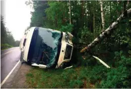  ?? FOTO: ARKIVBILDE/ERNEST BOSWARVA ?? Denne skolebusse­n havnet i grøfta på fylkesvei 415 i Åmli i mai. Sjåføren har nå fått dommen sin, etter at det skal ha blitt bevist at mannen sovnet bak rattet.