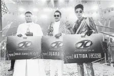  ??  ?? PEMENANG AJL32: Hael Husaini (tengah) bersama naib juara Azmi Caliph Buskers dan pemenang tempat ketiga Haqiem Rusli.