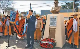  ??  ?? EN DOLORES. El gobernador salteño, ayer, en un acto por Güemes.