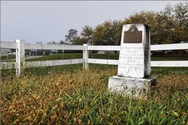  ?? NICK GRAHAM / STAFF ?? Ezekiel Walker, who fought in the Revolution­ary War, is buried just a few hundred feet from the Ohio 4 and Seward Road intersecti­on in Fairfield.