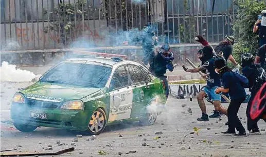  ??  ?? In Chile herrschen seit vergangene­m Oktober bürgerkrie­gsähnliche Zustände.