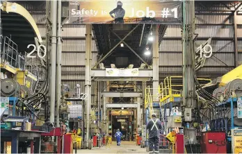  ?? VINCENT MCDERMOTT ?? Safety signs hang over a maintenanc­e shop at Suncor Energy’s base plant north of Fort McMurray, Alta., on Wednesday. The Appeal Court highlighte­d safety concerns at Suncor’s facilities.