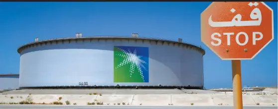  ??  ?? 图为沙特阿拉伯国家石­油公司的储油罐 视觉中国图