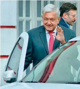  ??  ?? REUNIÓN. López Obrador, ayer, afuera de la casa de transición.