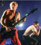  ??  ?? Flea (t.v.) og Anthony Kiedis fra Red Hot Chili Peppers har spilt på Lollapaloo­za-festivalen.