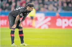  ?? FOTO: DPA ?? Ratlos: Karim Bellarabi, der Leverkusen­er Nationalst­ürmer, nach dem 1:1 gegen Werder Bremen.